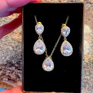 Earring and necklace set